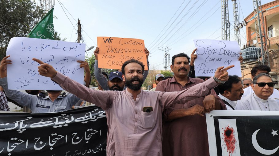 2 Christians accused of blasphemy arrested in Pakistan after mob burnt churches