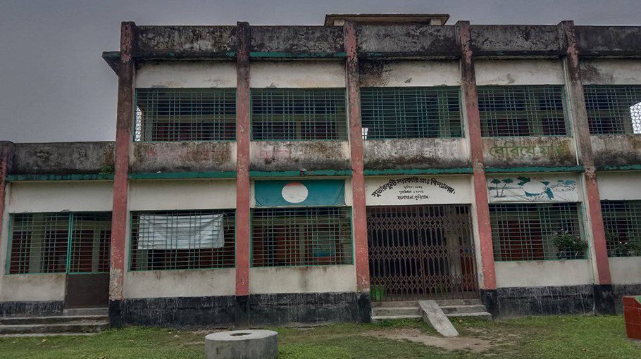 Kids attend classes amid fear of roof collapse in Kurigram school