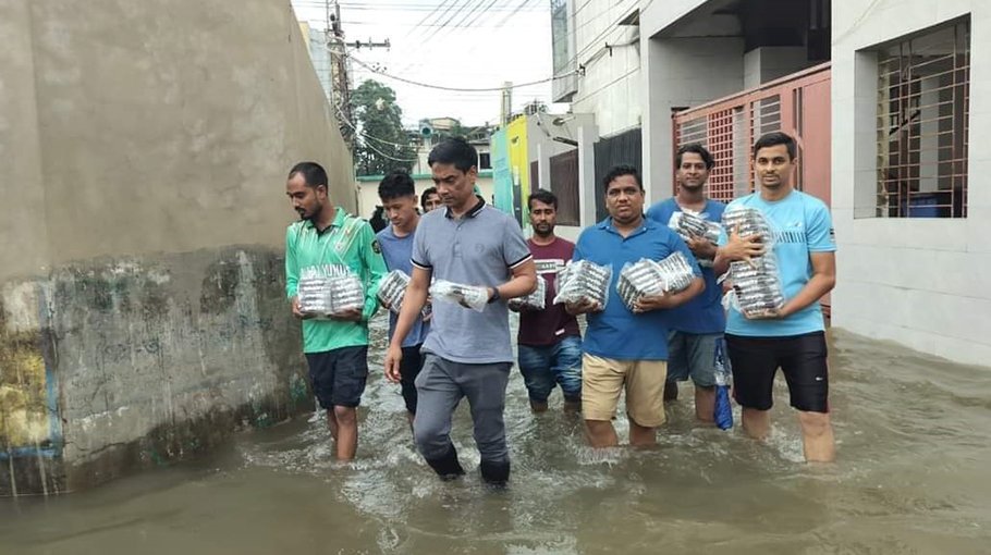 Ctg AL leader distributes food among 2000   flood victims