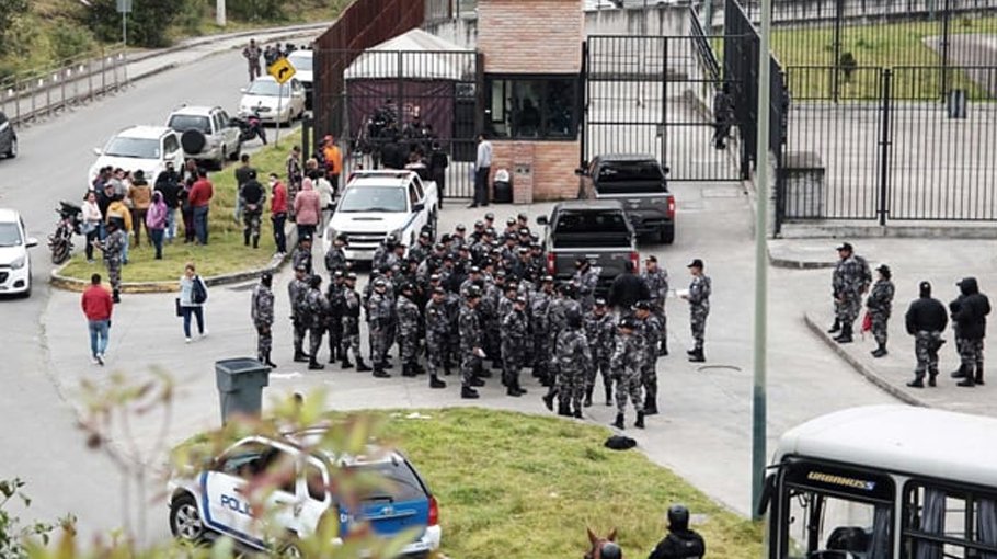 Ecuadoran inmates release 57 guards, police