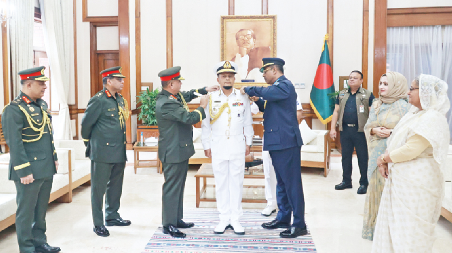 navy-chief-adorned-with-admiral-rank-badge-bangladesh-post