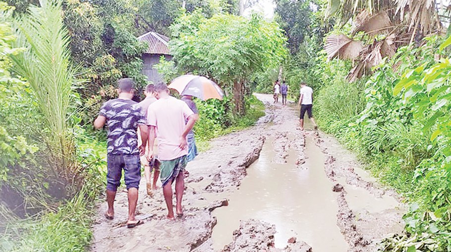 Muddy road in Saltha causes suffering  to villagers