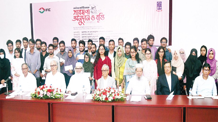 40 DU students get IFIC Bank research grants, scholarship