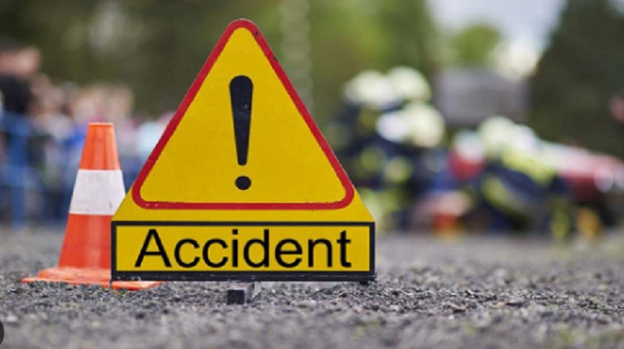 2 die as bus crashes into autorickshaw   in Pabna