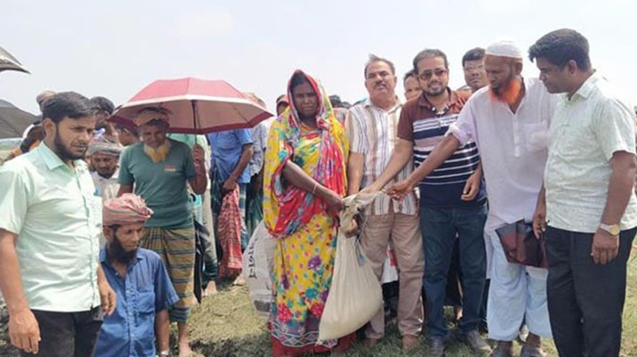 Relief distributed among 300 flood victims in Gaibandha