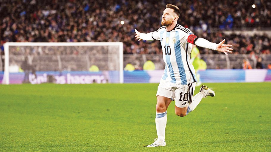 Messi free-kick helps Argentina off to a winning start