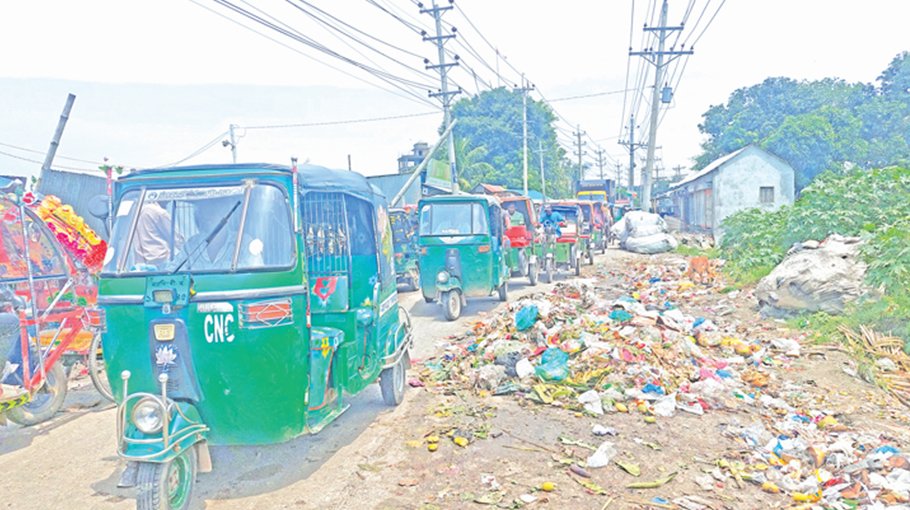 Garbage heap in city road irks Narsingdi locals