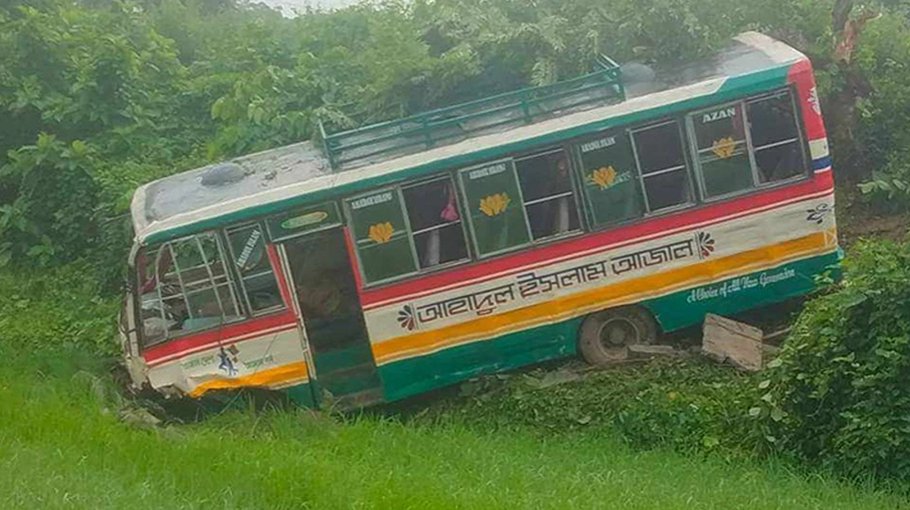 Driver killed in Gazipur bus plunge, 2 injured