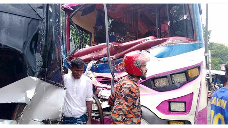Woman killed, 25 injured as two buses collide in Barishal