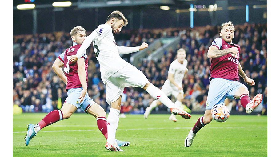 Premier League: Fernandes scores 'special' volley in Man United