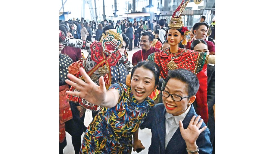 Chinese tourists get VIP welcome in Thailand as visa-free travel begins