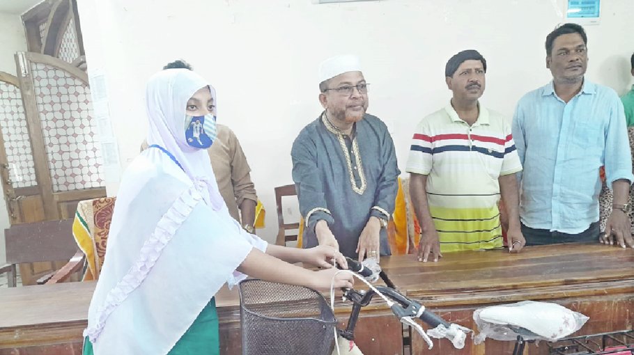 Poor students in Jhenaidah get Bicycle, sewing machines 