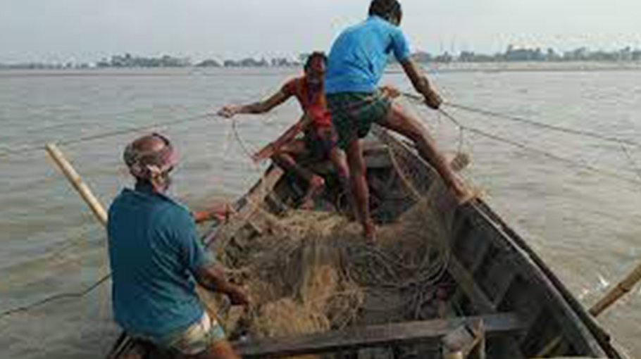 Scarcity of fish forces Gaibandha fishermen to change their profession