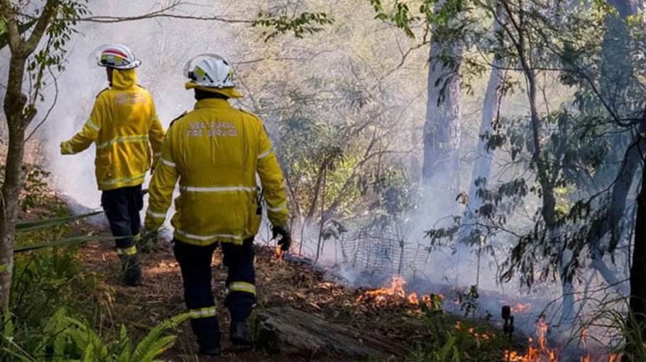 Residents told to flee east Australia  bushfires