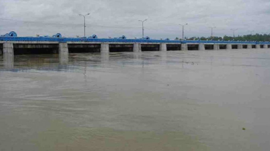 People get panicked as Teesta  crosses  danger mark