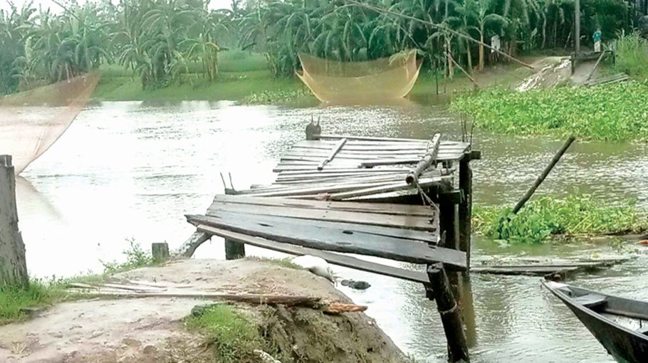 People suffer as wooden bridge goes under water