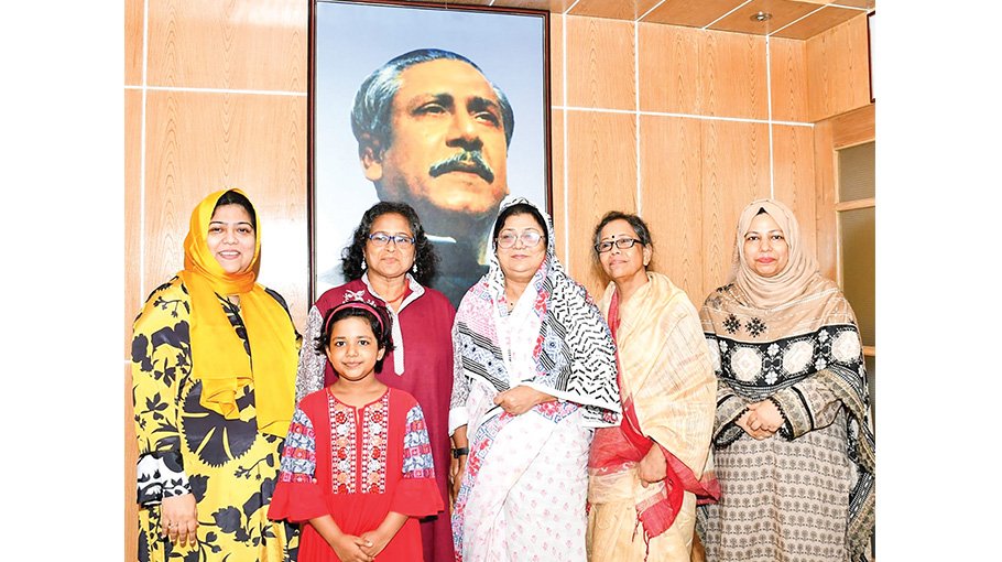 Indian documentary filmmaker Shila Dutta meets CU VC