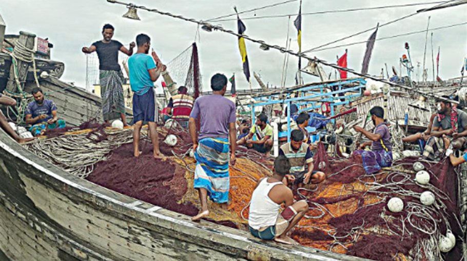 ‘No aid’: Thousands of  fishermen in distress 