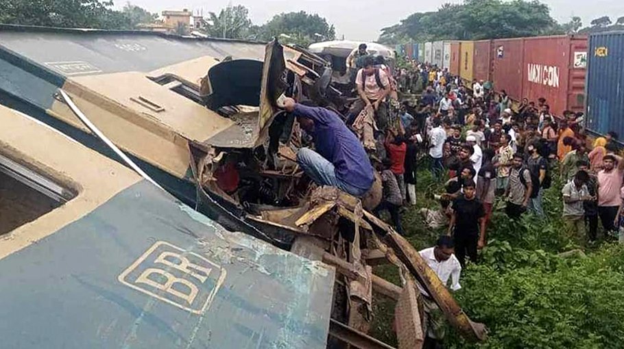 Train crash kills 23