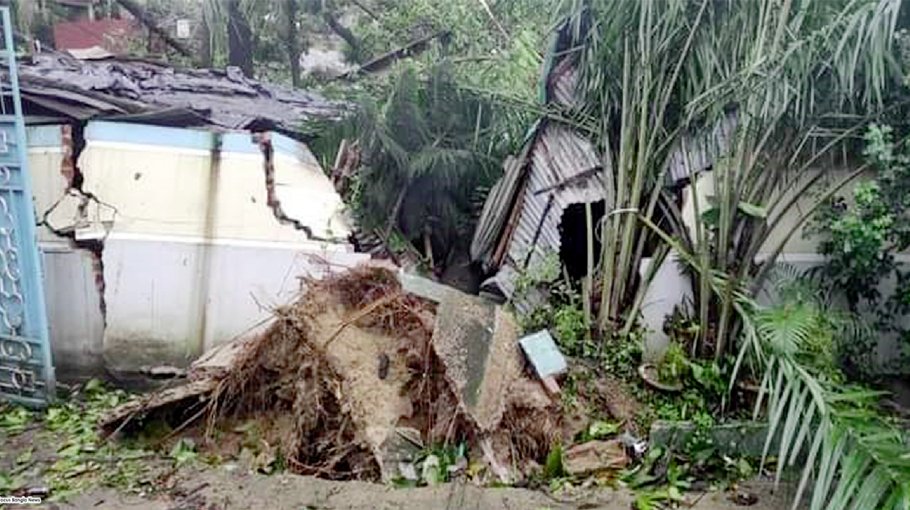 3 killed, 30,000 homes damaged,  communications cut off