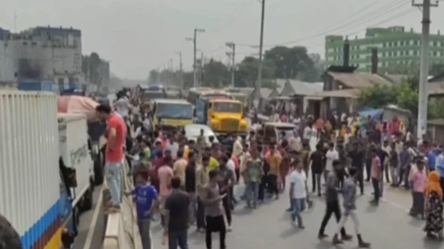 RMG workers block road in Gazipur demanding pay hike 