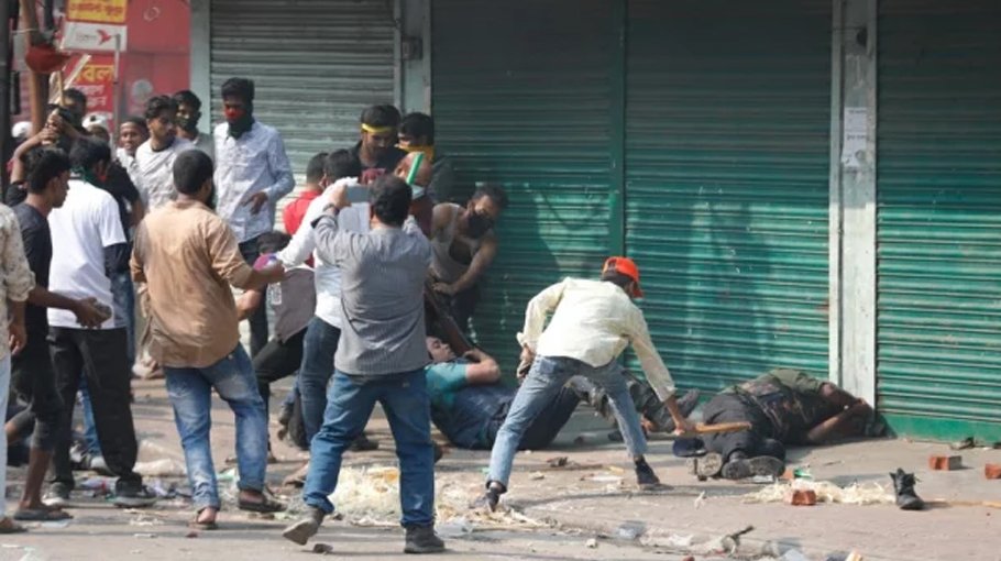 BNP men attack police, kill  a cop
