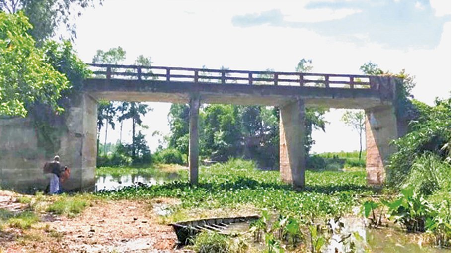 Incomplete bridge leaves Harirampur people in woes