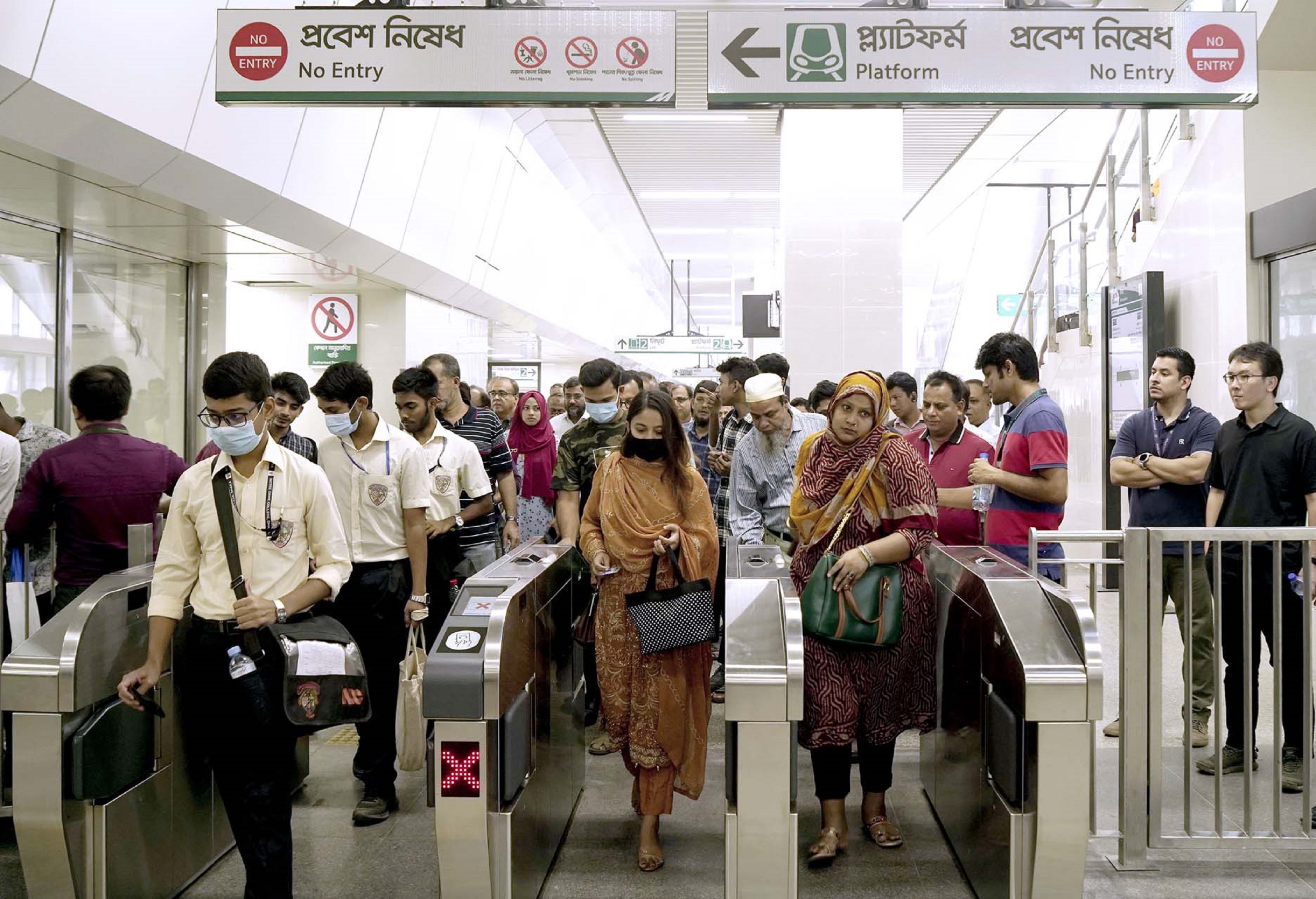 As Agargaon-Motijheel Part Starts Operation, Dhaka Metro Rail Crowded ...