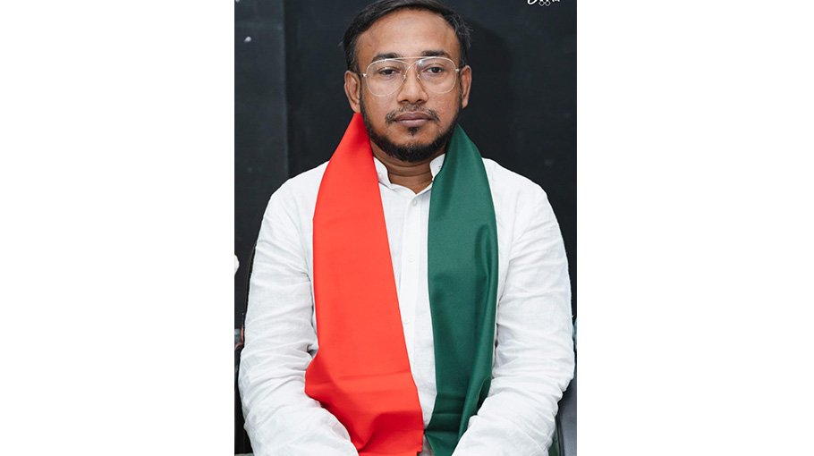 Sports fan Main Uddin, whose heart beats for the red and green flag