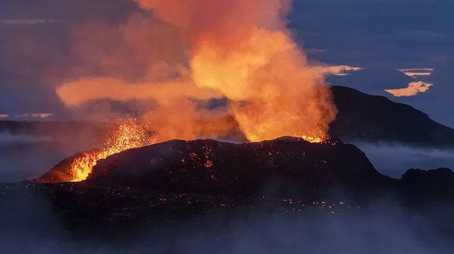 Iceland declares emergency  over volcano eruption concerns