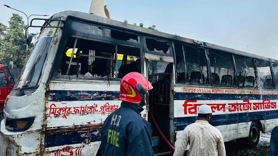 BNP-Jamaat cadres torch pasenger bus in city 