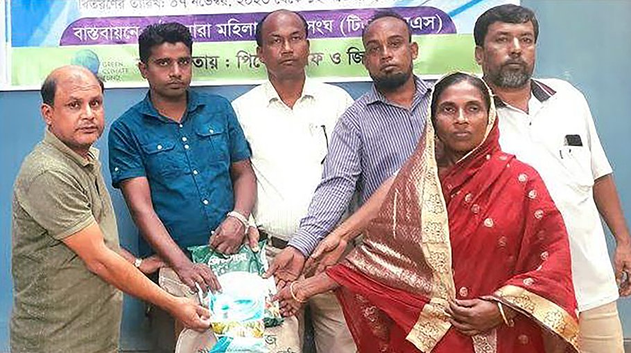 522 families receive fertilizer for free in Gaibandha