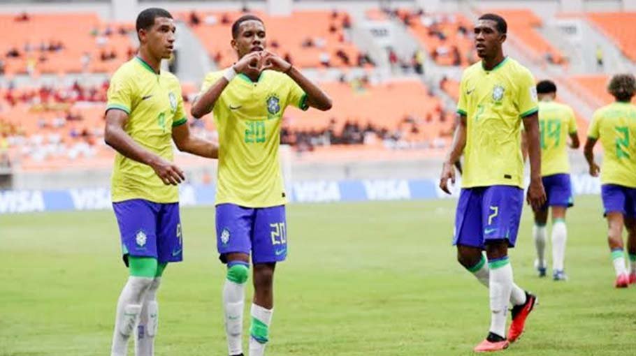 Brazil move­­­ into last sixteen