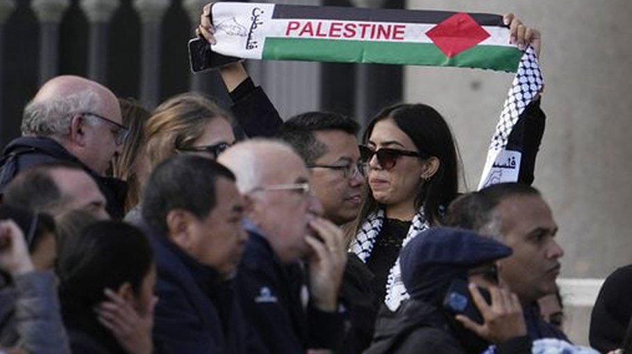 Pope meets relatives of Hamas hostages, Palestinian prisoners