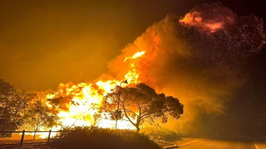 Wildfire engulfs homes in Western Australia