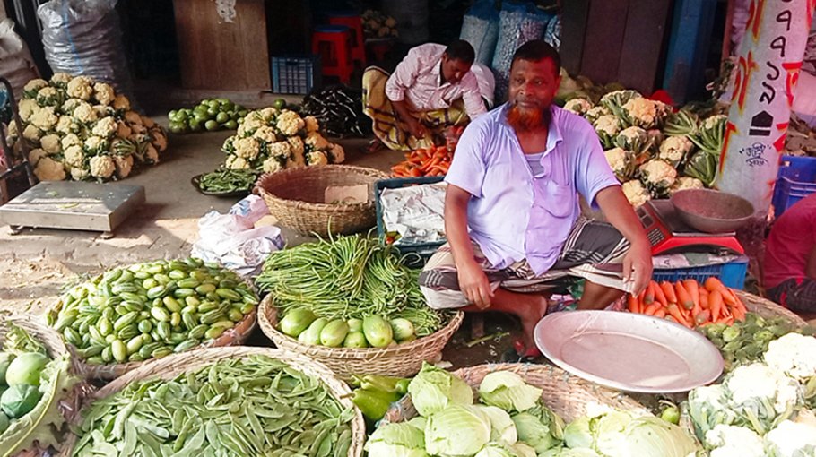 Vegetable price drops, prices surge in Kushtia market