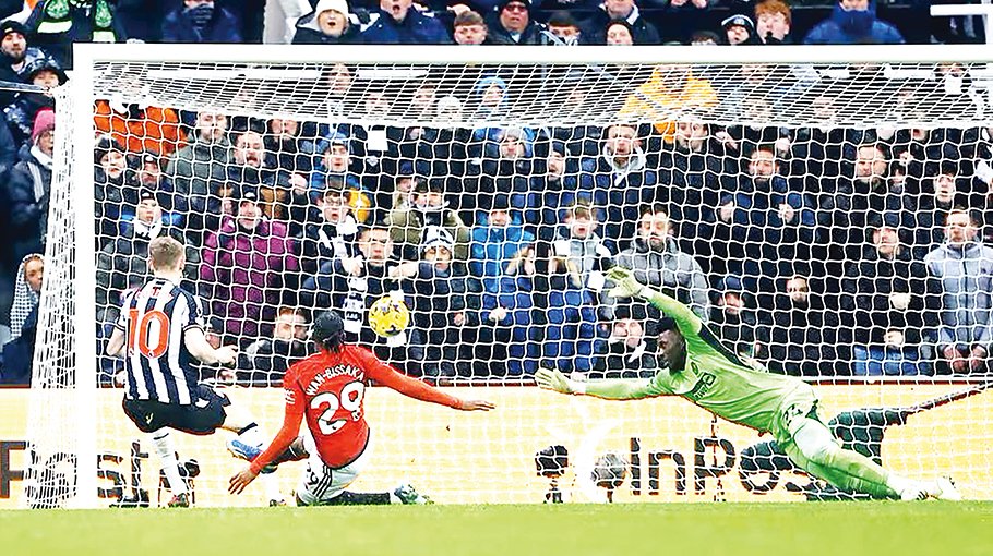 Newcastle overpower Mutd, Arsenal five clear of Man City 