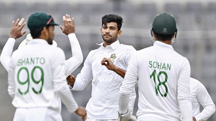 Tigers end gloomy day with slender lead 