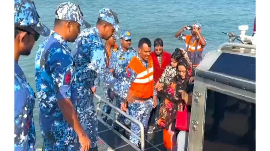 Passengers rescued from tourist ship 