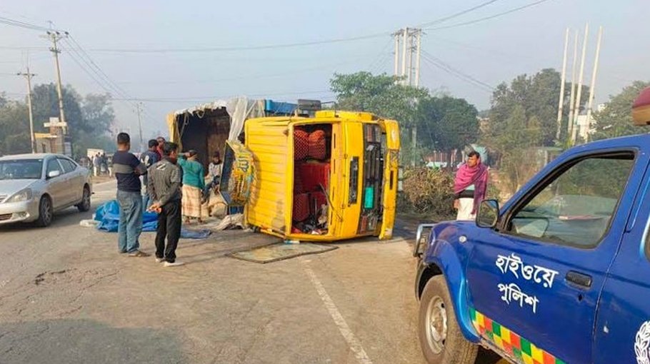 Auto-rickshaw   driver killed in Narsingdi road   accident