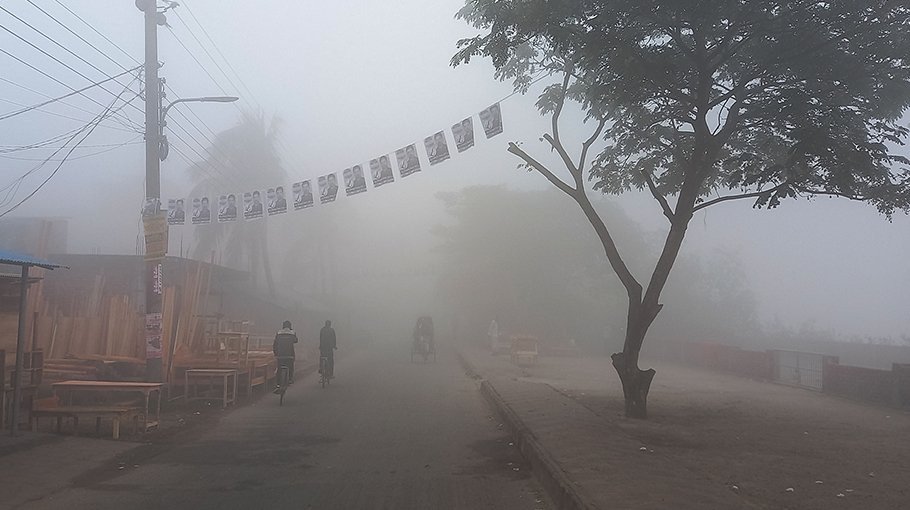 Dense fog disrupts life in Bagarhat