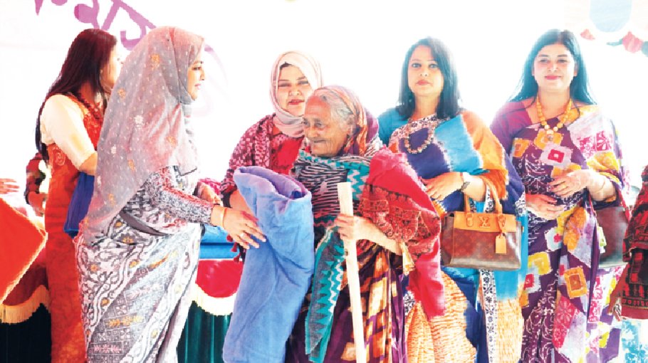 Dhaka Cantonment Ladies Club   distributes blankets