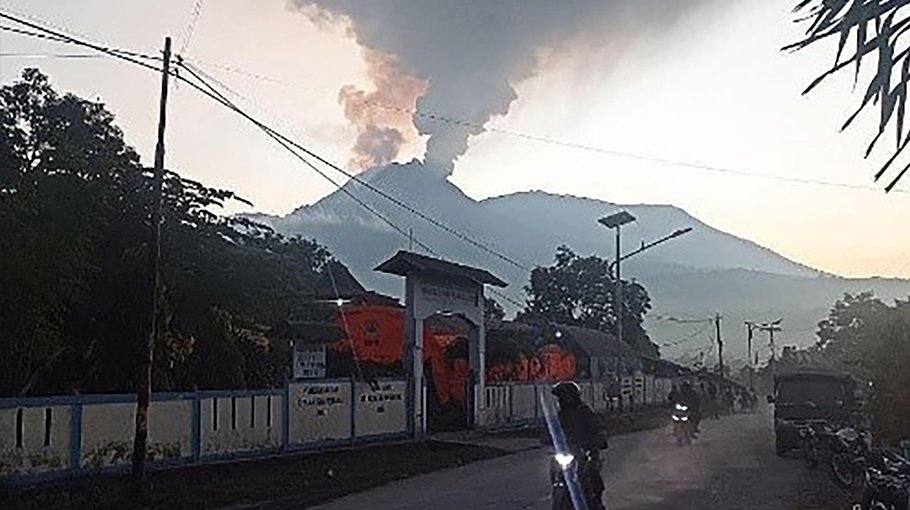 Thousands evacuated following Indonesia volcano eruption