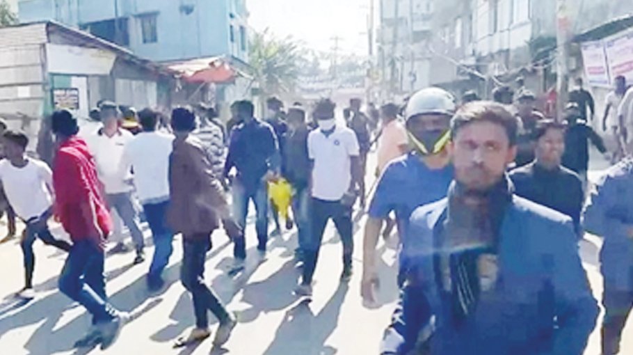 Groups shouting anti-election slogans blast cocktails near Sylhet polling stations