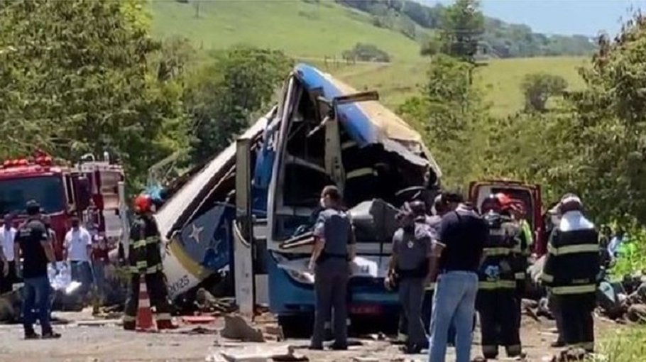 25 killed in bus, truck crash in Brazil