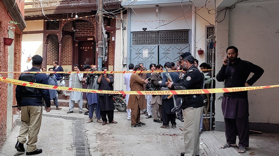 10 of a family  killed in Pakistan attack