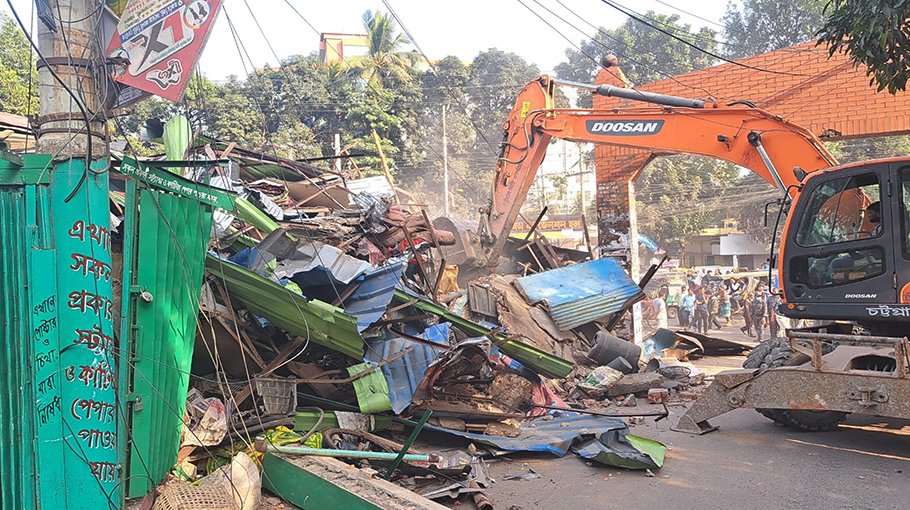 17 illegal structures demolished in Parir Pahar