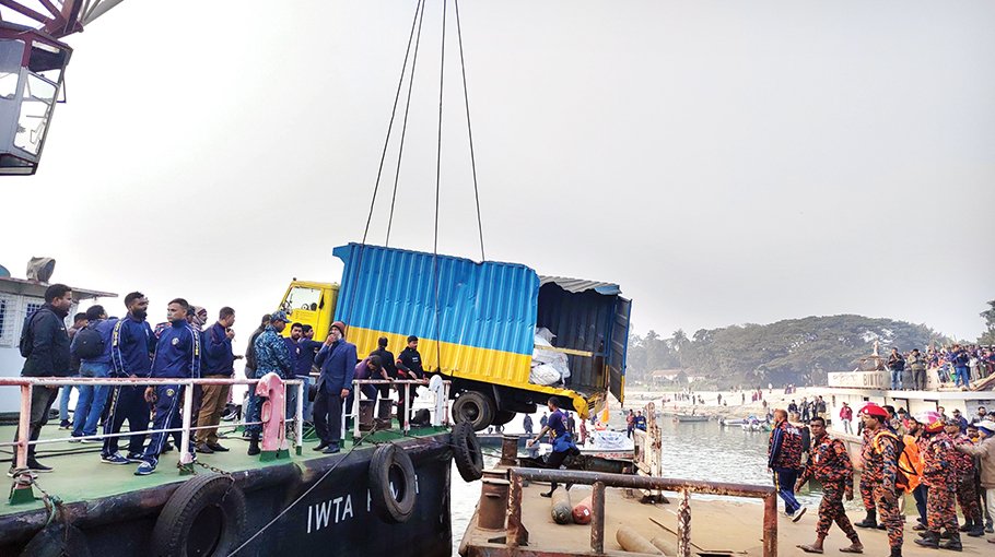 Ferry with 9 small trucks capsises in Padma