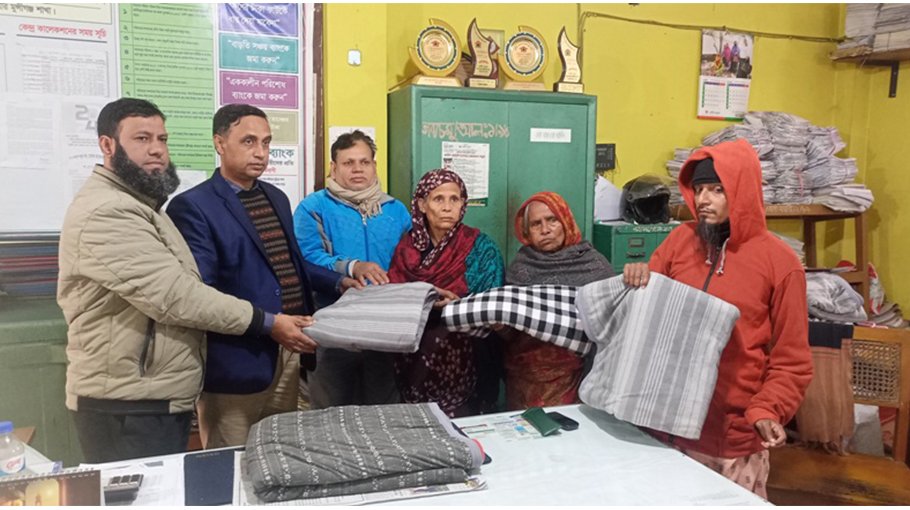 Grameen Bank’s Munshiganj branch distributes blankets