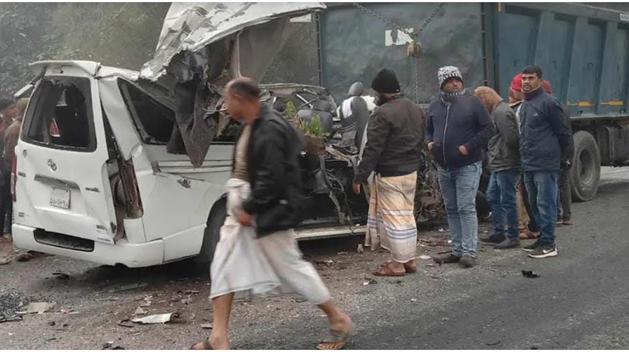 Road crashes kill  10  in four dists 